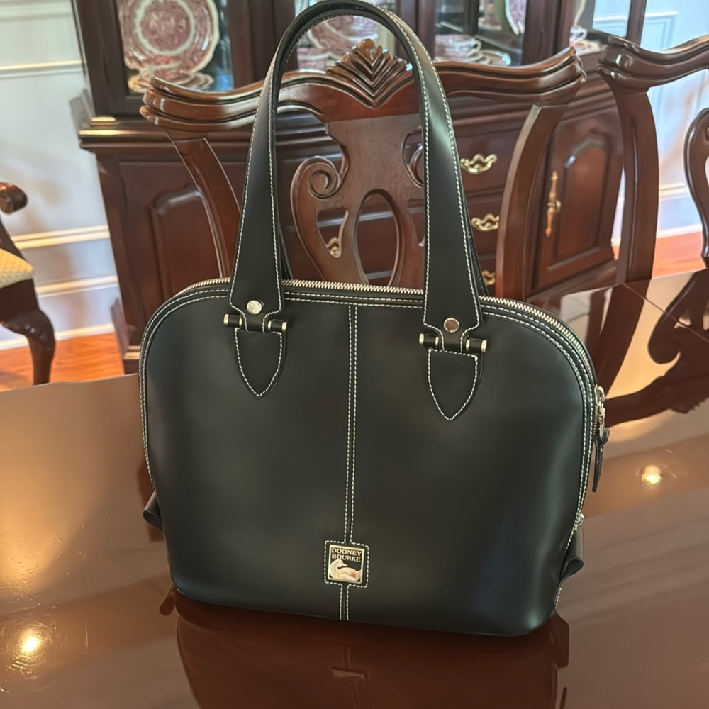 Dooney Bourke Black all leather handbag in excellent condition